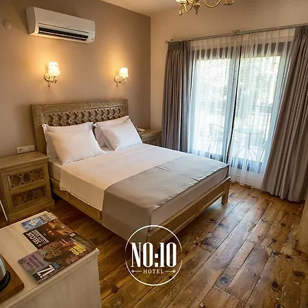 No 10 Hotel *