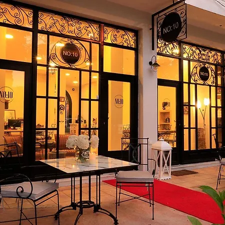 No 10 Hotell *