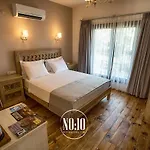 No 10 Hotel *