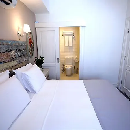 No 10 Hotel *