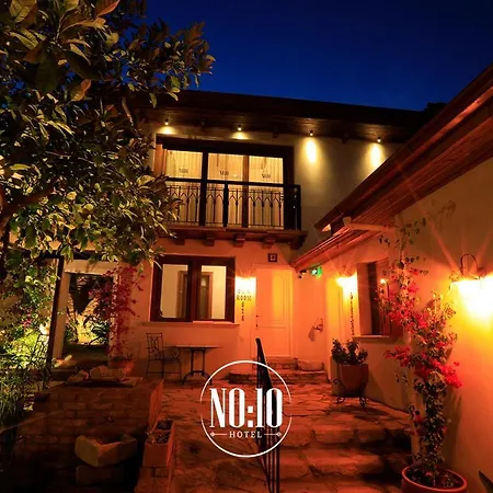 No 10 Hotel *